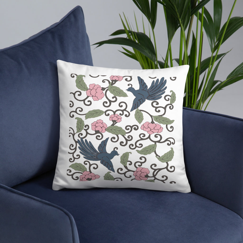 Weißes Zierkissen mit floralem Japandi-Muster und Vogelillustrationen für modernes Wohnen