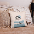 Beiges Dekokissen mit minimalistischer Baum-Illustration „Soft Horizon“ in Blau- und Schwarztönen, dekorativ auf Sofa platziert