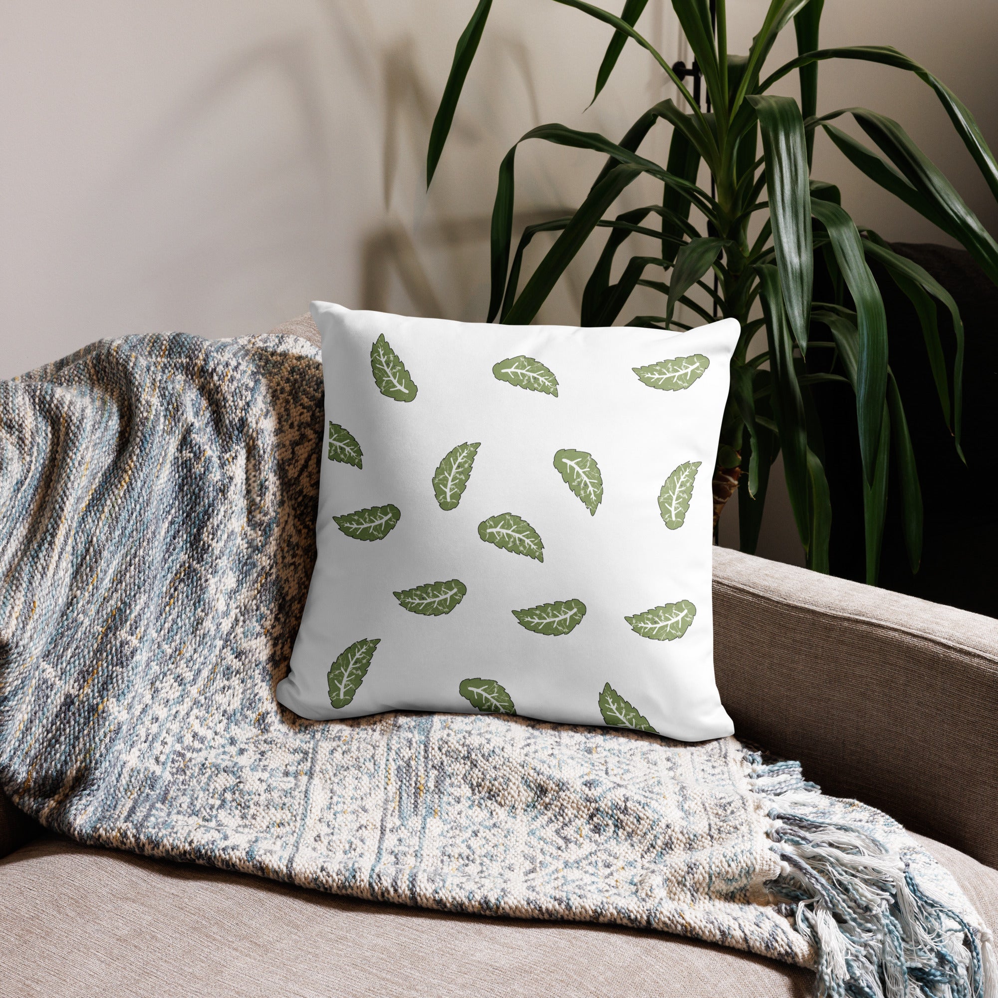 botanisches dekokissen mit salbeigrünem blattmuster minimalistisches naturdesign jupek studio
