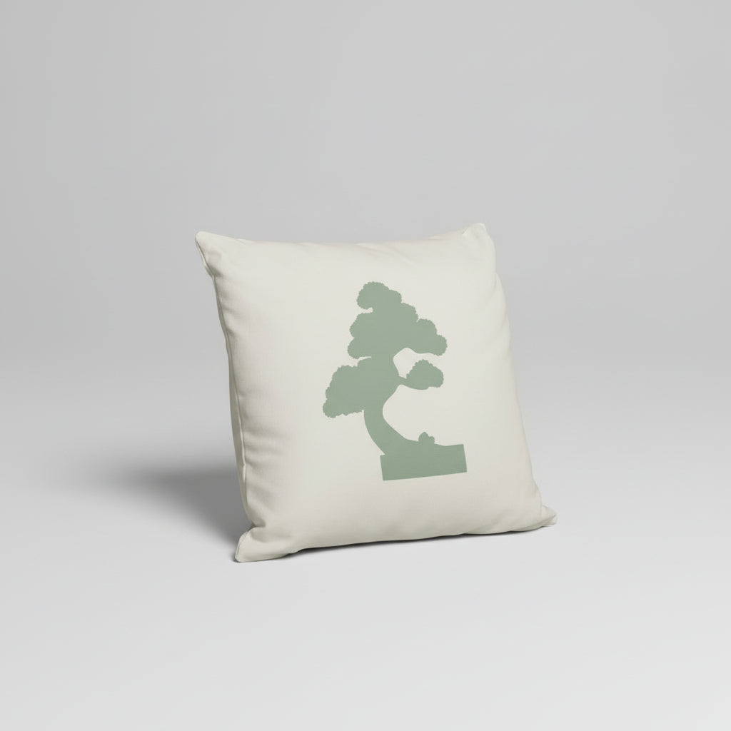 Japandi Kissen mit Bonsai Motiv in Salbeigrün auf cremefarbenem Dekokissen