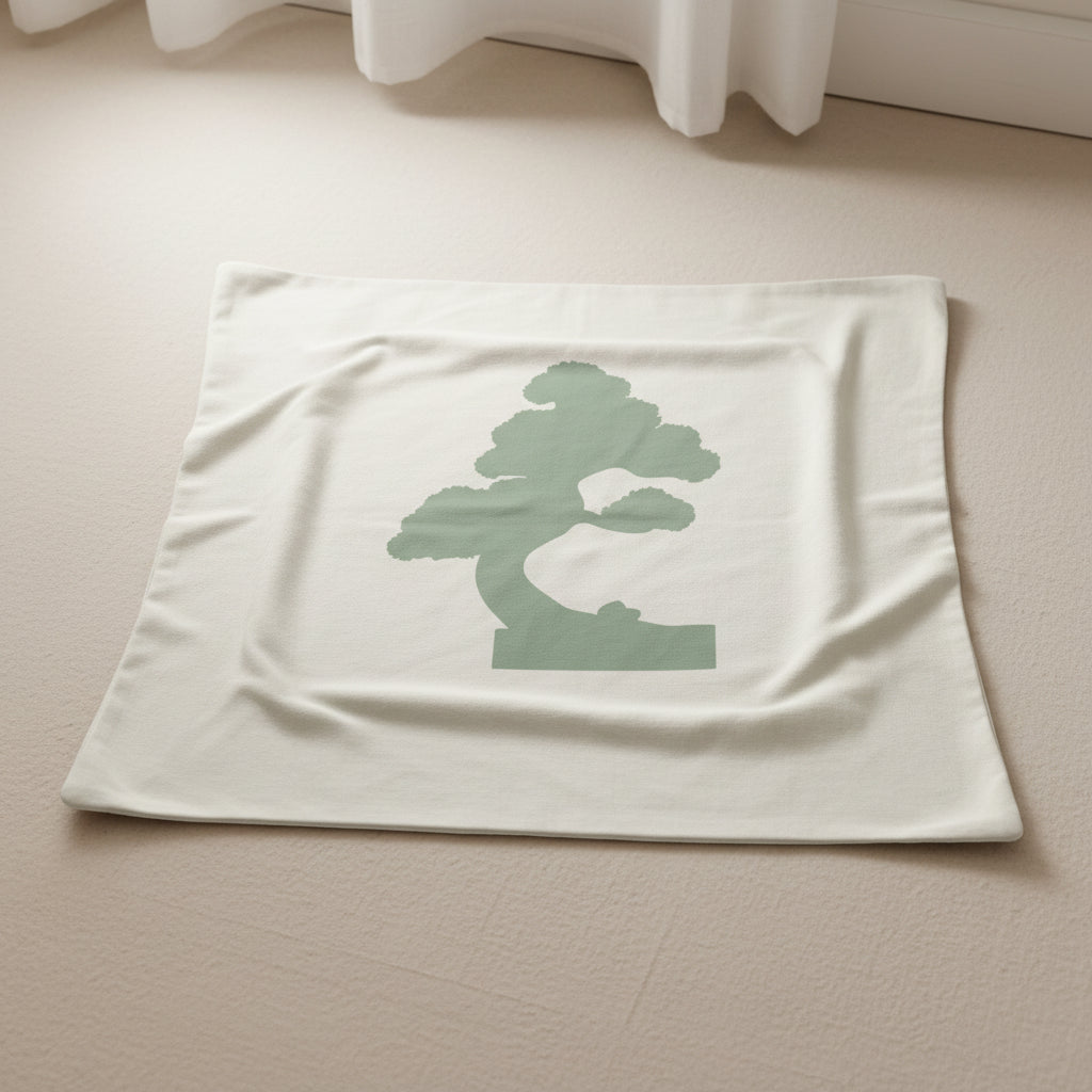 Beiger Kissenbezug „Silent Pine“ mit minimalistischer Bonsai-Illustration in Salbeigrün