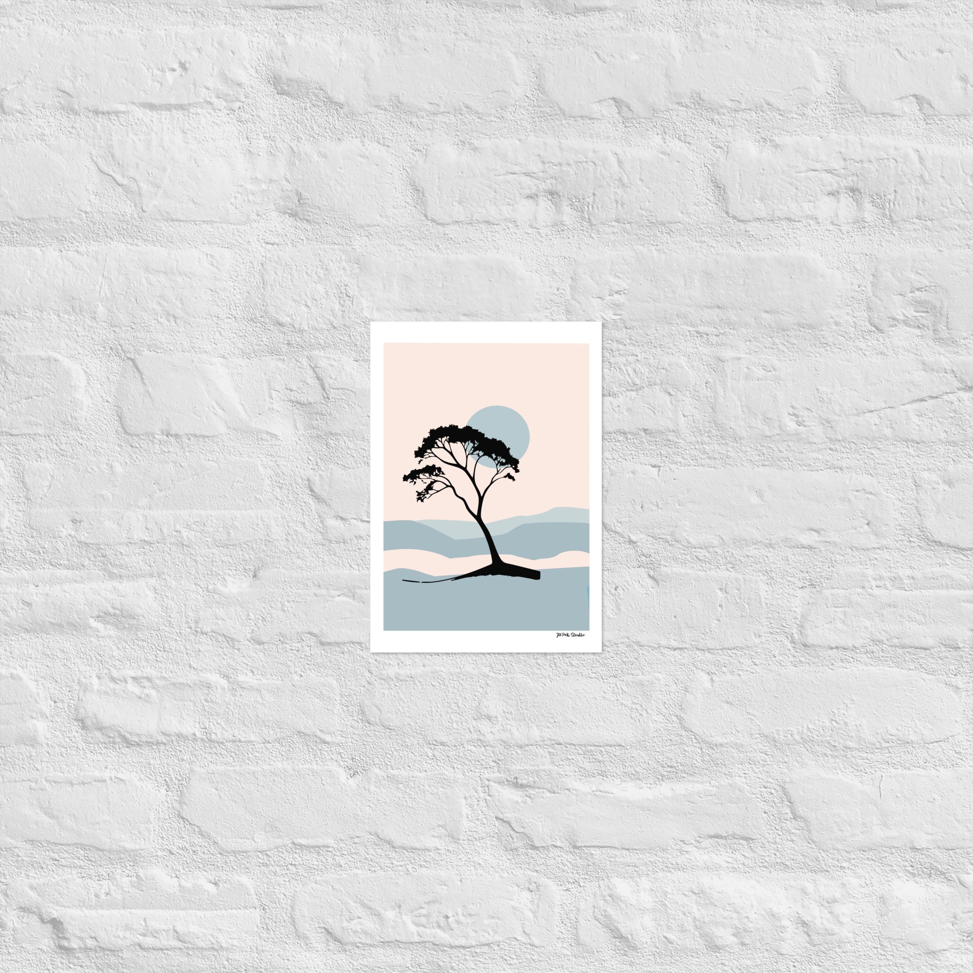 Minimalistisches Poster „Soft Horizon“ mit stilisiertem Baum und abstrakter Landschaft in Blau- und Beigetönen, gerahmt vor weißer Wand