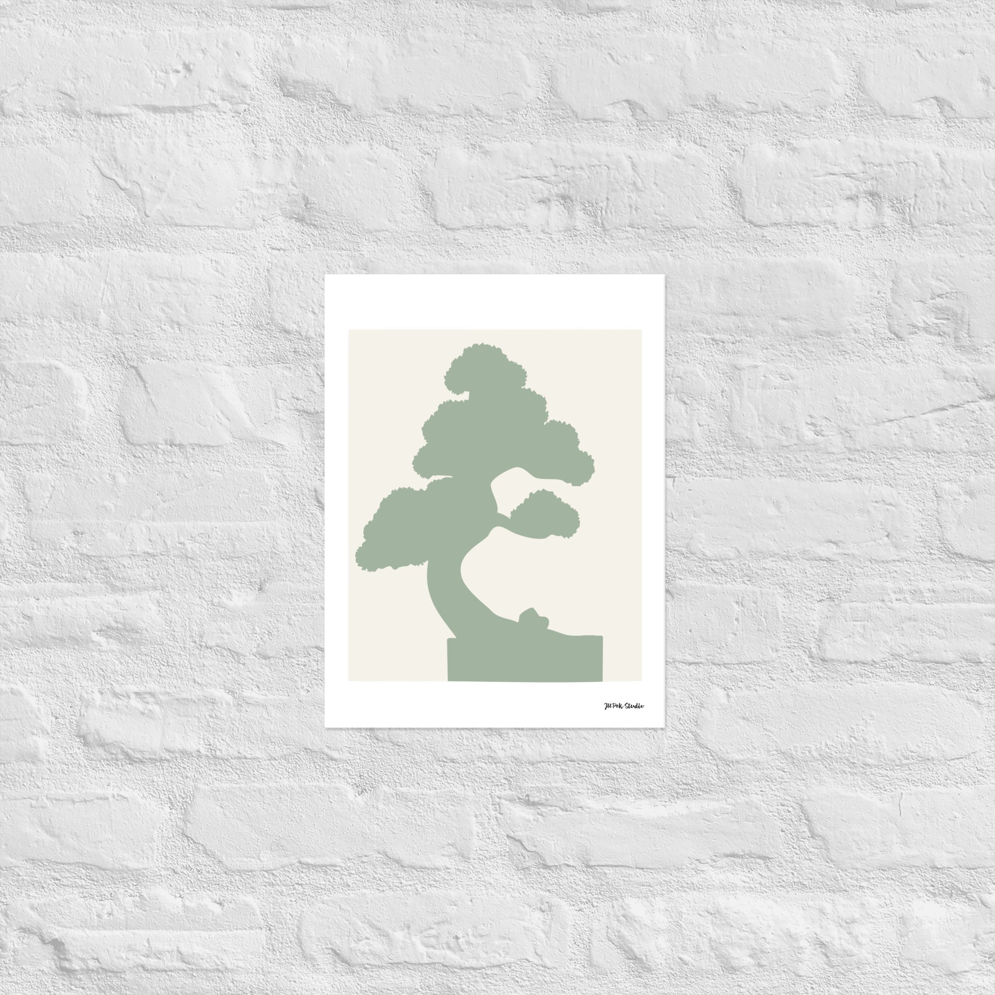 Minimalistisches Japandi Poster „Silent Pine“ mit Bonsai-Illustration im Holzrahmen, moderne Wanddeko vor weißer Wand