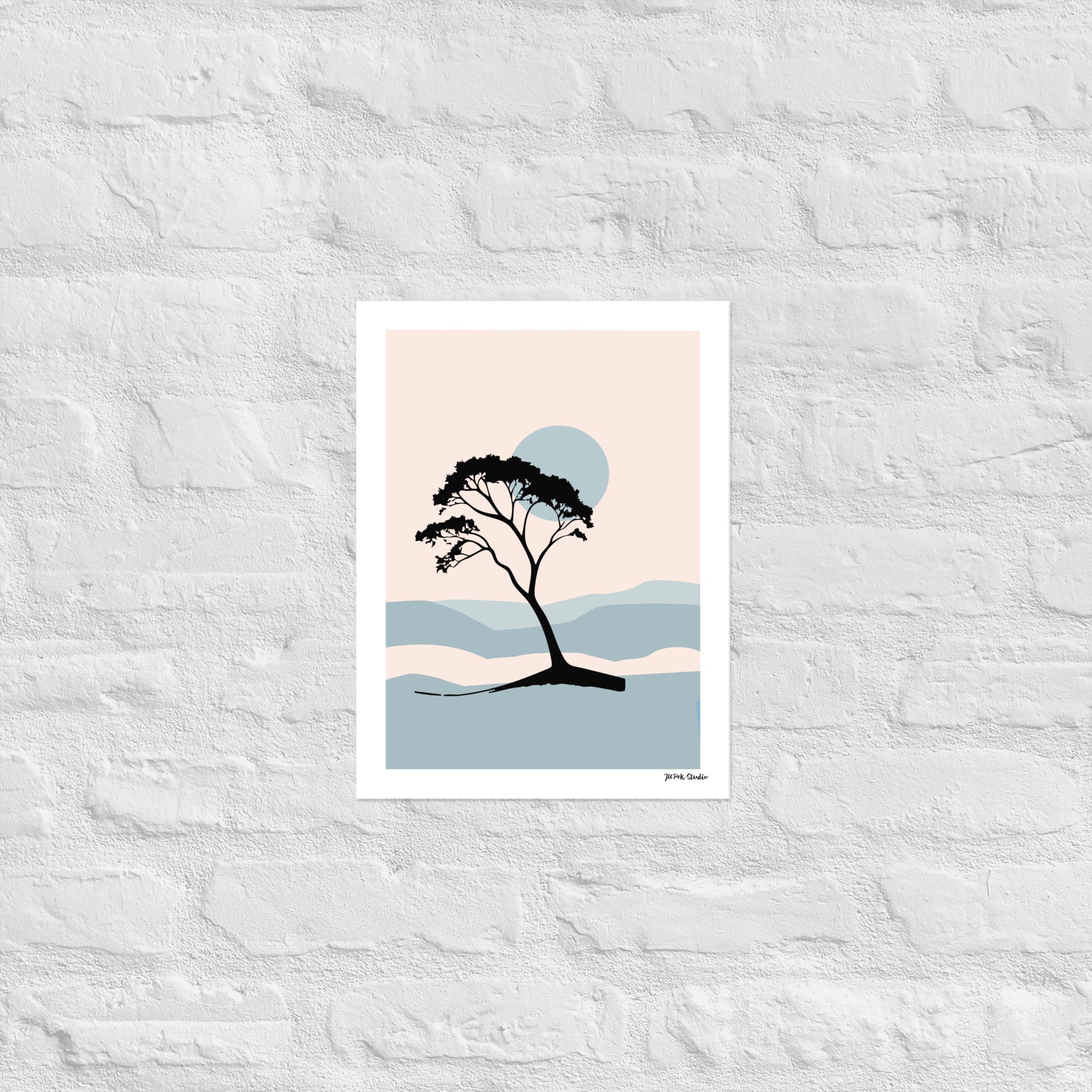 Minimalistisches Poster „Soft Horizon“ mit stilisiertem Baum und abstrakter Landschaft in Blau- und Beigetönen, gerahmt vor weißer Wand
