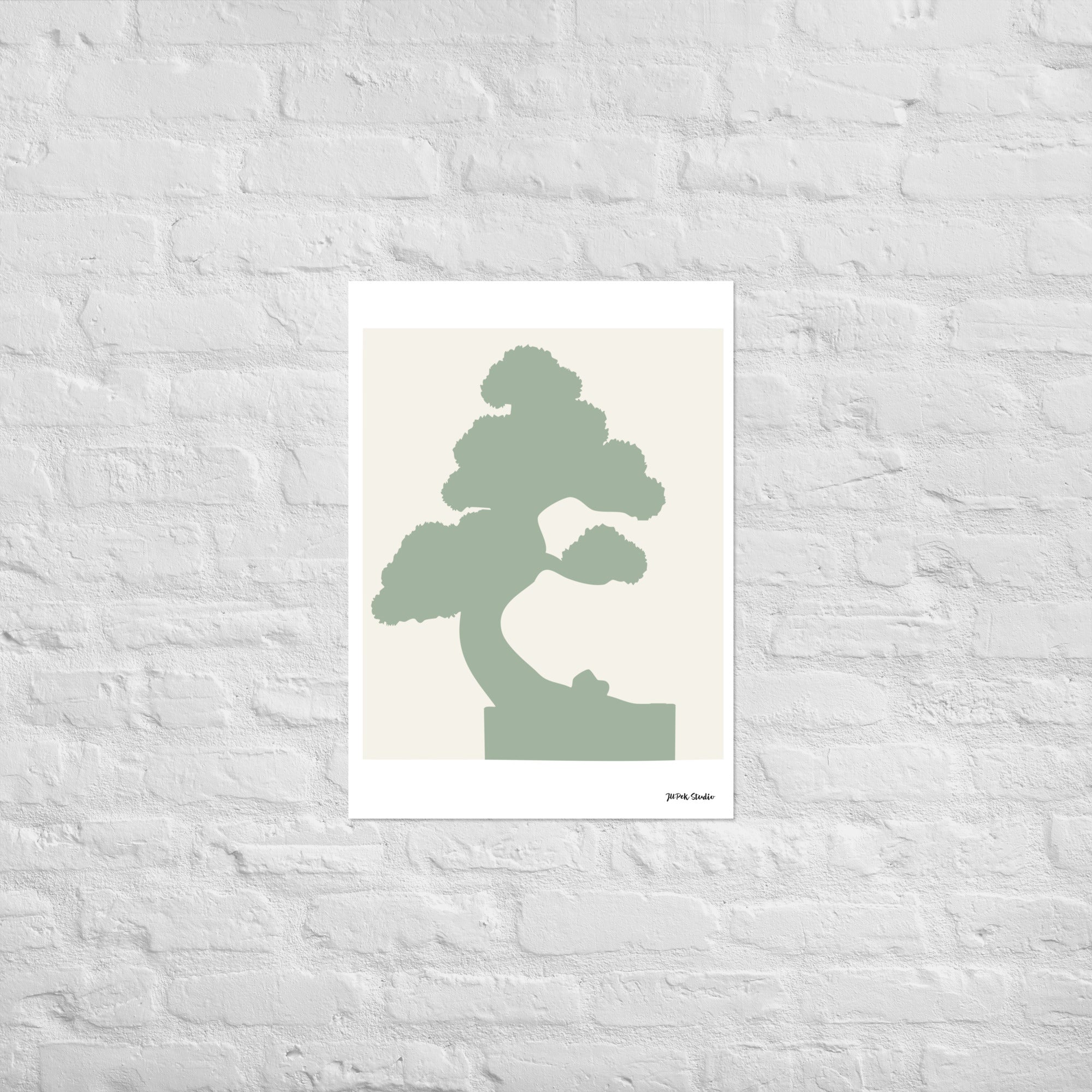 Minimalistisches Japandi Poster „Silent Pine“ mit Bonsai-Illustration im Holzrahmen, moderne Wanddeko vor weißer Wand