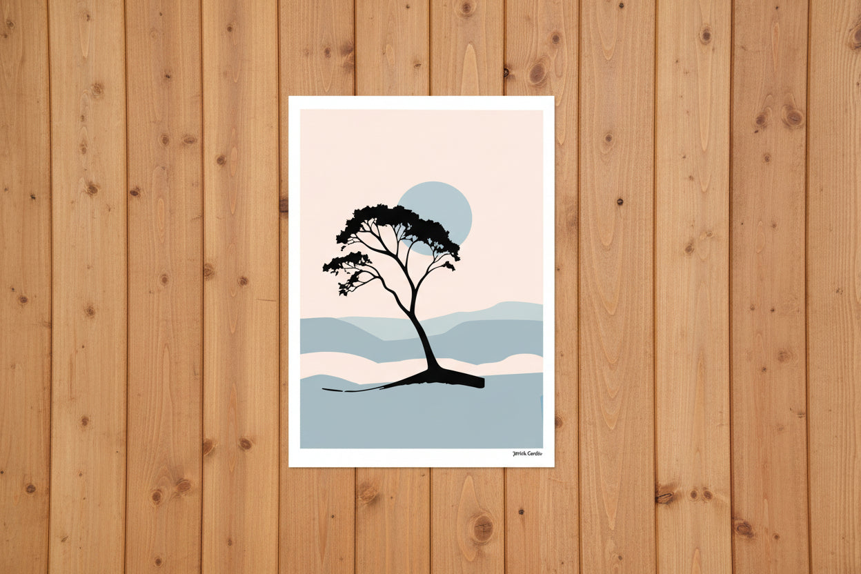 Minimalistisches Poster „Soft Horizon“ mit stilisiertem Baum und abstrakter Landschaft in Blau- und Beigetönen, gerahmt vor Holzwand