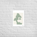 Minimalistisches Japandi Poster „Silent Pine“ mit Bonsai-Illustration im Holzrahmen, moderne Wanddeko vor weißer Wand