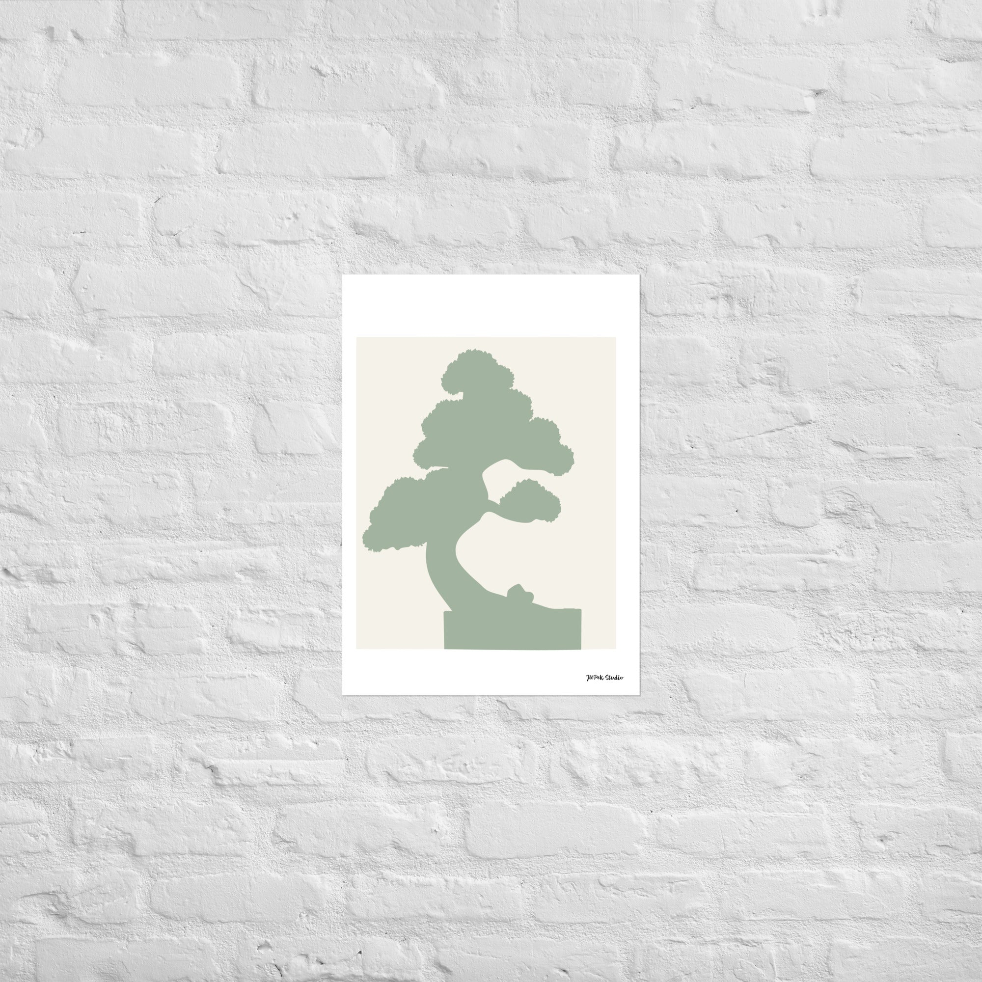 Minimalistisches Japandi Poster „Silent Pine“ mit Bonsai-Illustration im Holzrahmen, moderne Wanddeko vor weißer Wand