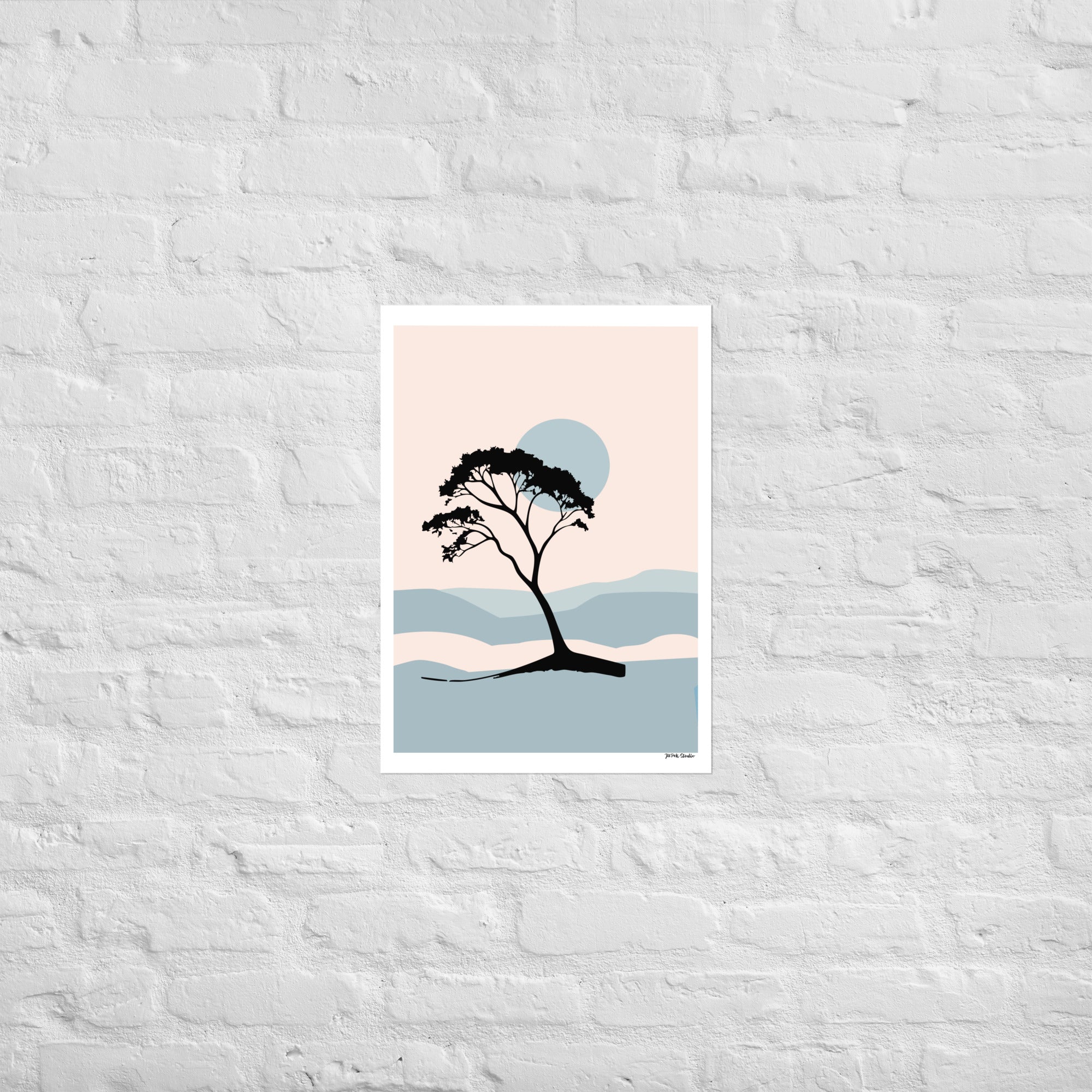 Minimalistisches Poster „Soft Horizon“ mit stilisiertem Baum und abstrakter Landschaft in Blau- und Beigetönen, gerahmt vor weißer Wand