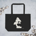 Große schwarze Baumwoll-Tote-Bag mit Off-White Bonsai-Illustration „Silent Pine“ von JUPek Studio, Frontansicht auf hellem Hintergrund
