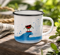 Weiße Emaille-Tasse mit Wassermelonen-Surfer Illustration aus der Melon Surf Club Kollektion von JUPek Studio